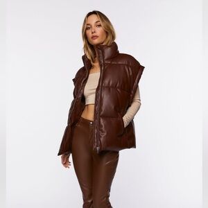 faux leather puffer vest
Size M
New with tags 
Forever 21
